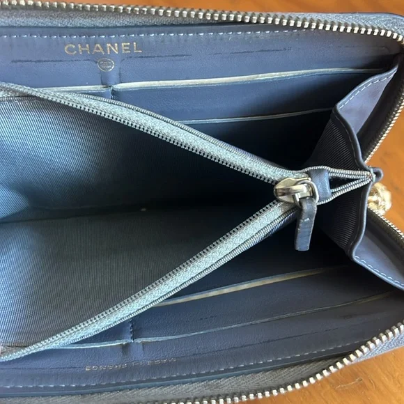 CHANEL QUILTED ZIPPY WALLET FOR IPHONE PLUS - Picture 15 of 15